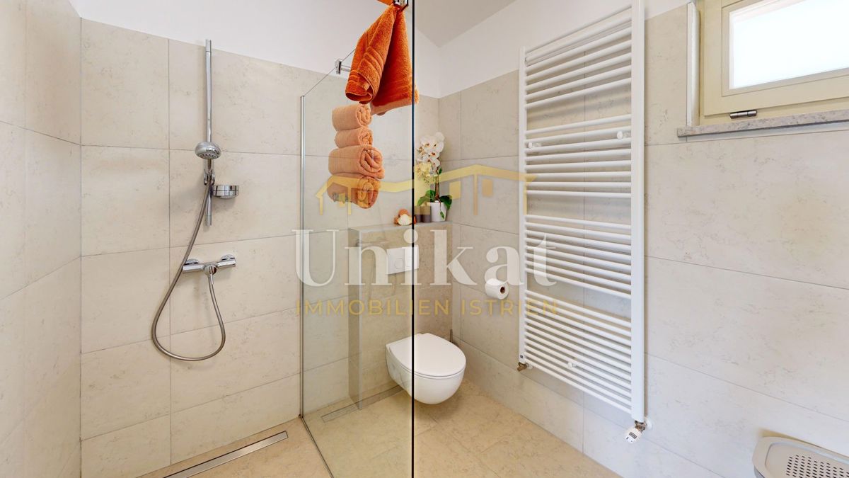 Čudovita dvojna hiša s bazenom